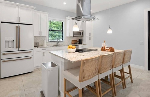 Central Naples House | COASTAL LUXURY 4BD HOME W POOL, PRIME LOCATION 5 MIN TO TOP BEACHES AND DOWNTOWN