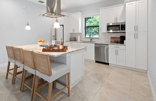 Central Naples House | COASTAL LUXURY 4BD HOME W POOL, PRIME LOCATION 5 MIN TO TOP BEACHES AND DOWNTOWN