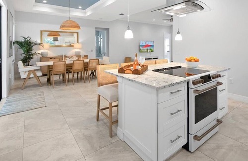 Central Naples House | COASTAL LUXURY 4BD HOME W POOL, PRIME LOCATION 5 MIN TO TOP BEACHES AND DOWNTOWN