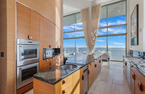 Los Angeles County Villa | Coastal Masterpiece with Expansive Beachfront & Luxury Amenities