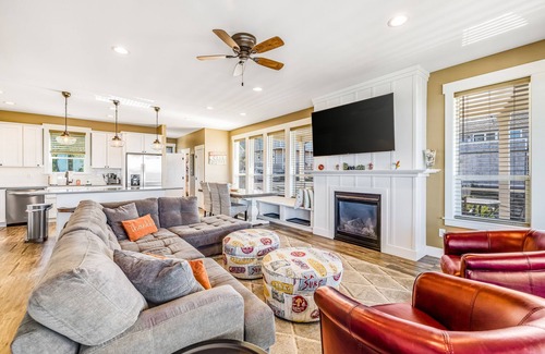 Nelscott House | Coastal Oasis Near the Beach & Town W/Private Hot Tub, Fast WiFi & Ocean Views