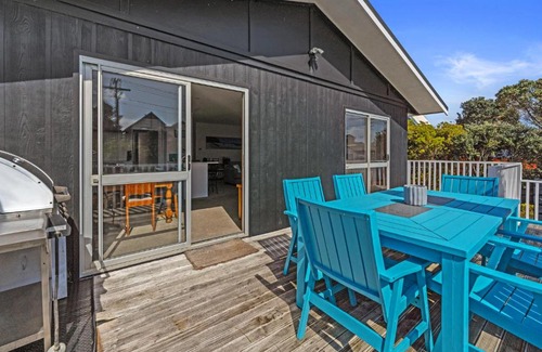 Papamoa Beach House | Coastal Oasis - Papamoa Beach Holiday Home