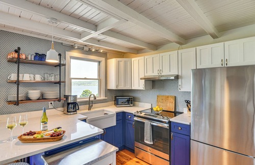 Portsmouth House | Coastal Portsmouth Home w/Bay Access Near Newport