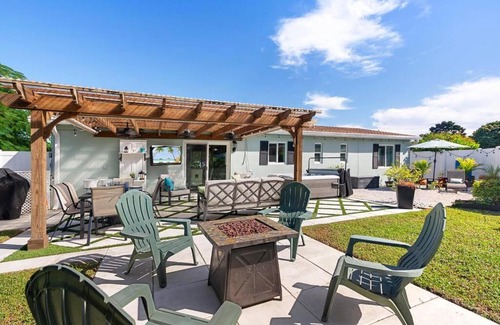 North Palm Beach House | Coastal Retreat 3 bedroom 2 bath with Hot Tub