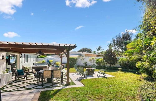 North Palm Beach House | Coastal Retreat 3 bedroom 2 bath with Hot Tub