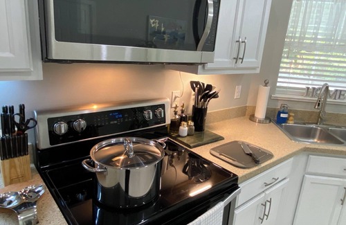 Sebastian Highlands House | Coastal Retreat: 4Br Home for families heated pool /8 min to Beaches , River