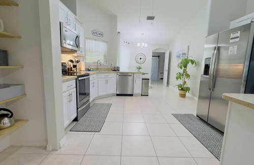 Sebastian Highlands House | Coastal Retreat: 4Br Home for families heated pool /8 min to Beaches , River