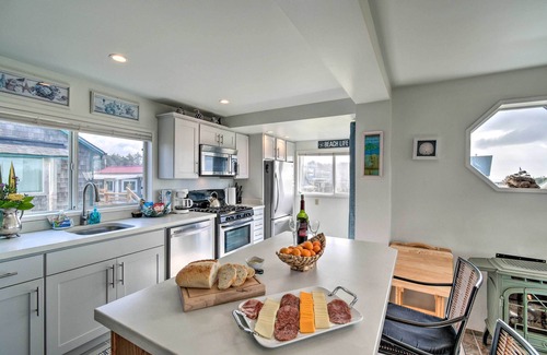 Pacific Beach House | Coastal Retreat: Deck, Ocean Views + Walk to Beach