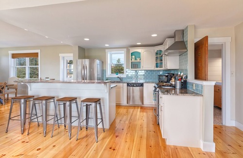 Newbury House | Coastal Retreat in Plum Island – 3 Minutes to the Beach!