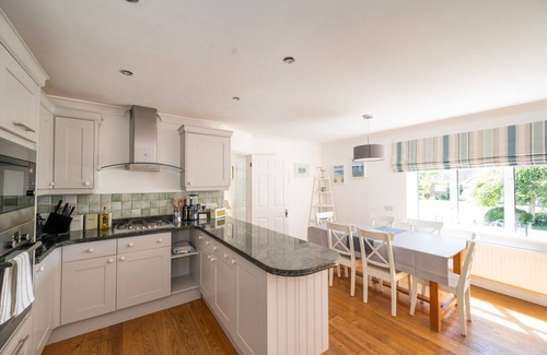 Itchenor House | Coastal retreat within walking distance to Chichester Harbour