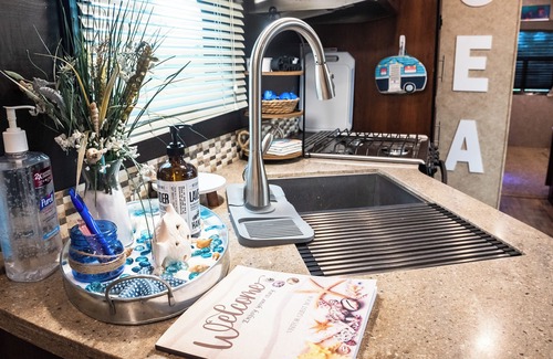 Iona House | Coastal Rv Getaway-Pet Friendly- Beaches and Islands 2-10 minutes away!