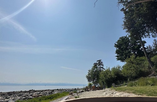 Powell River House | Coastal Storm Watching Retreat, Pet Friendly, Sauna (add-on) Hot Tub & Fireplace