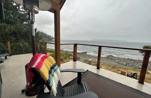 Powell River House | Coastal Storm Watching Retreat, Pet Friendly, Sauna (add-on) Hot Tub & Fireplace