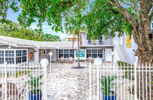 Coral Ridge Apartment | Coastal Unit! .5 miles to Beach!