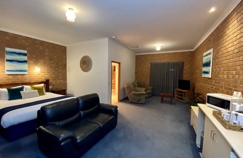 Lakes Entrance Hotel | Coastal Waters Motor Inn