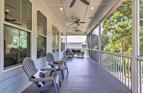 Waveland House | Coastal Waveland House half Block to Pub Beach