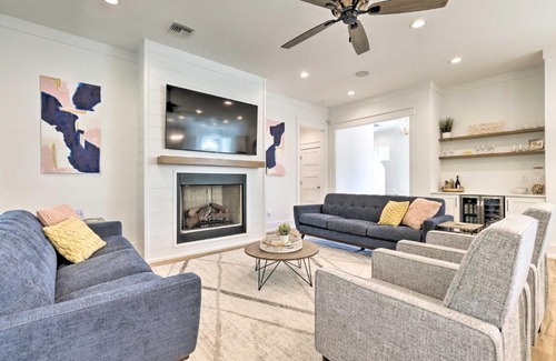 Waveland House | Coastal Waveland House half Block to Pub Beach