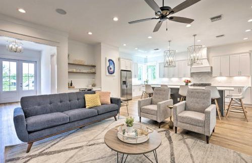 Waveland House | Coastal Waveland House half Block to Pub Beach
