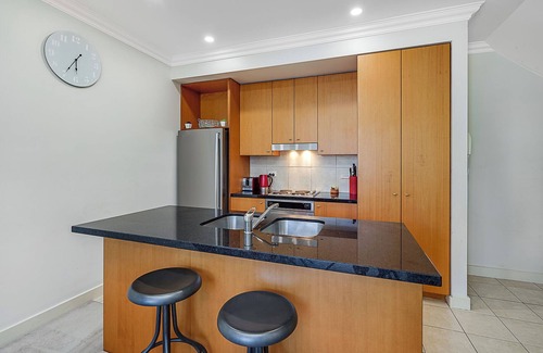 Newcastle House | Coastal Wharf Road Terrace with Parking & WiFi
