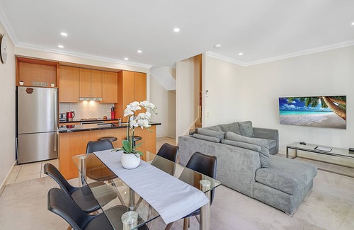 Newcastle House | Coastal Wharf Road Terrace with Parking & WiFi