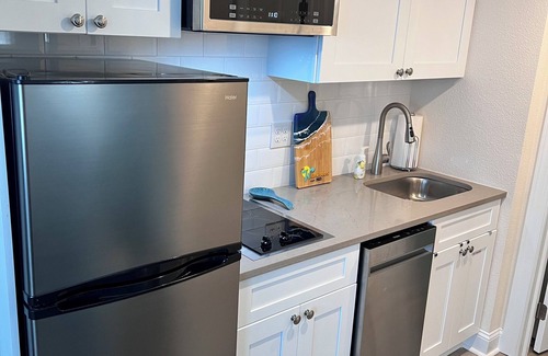Wildwood Crest Condo | Cocktails & Dreams with Ocean + Pool Views