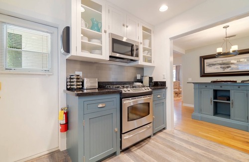 Grandview Heights House | Coco Plum Cottage, walking distance to The Convention Center!