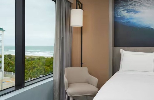 Cocoa Beach Hotel | Cocoa Beach Haven! Short Drive to BCC Planetarium & Observatory, Pool!