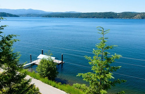 Coeur d'Alene Apartment | Coeur d' Alene Lakefront Luxury Retreat With Hot Tub Boat Slip Fireplace & More.