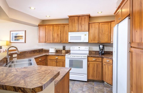 Coeur d'Alene Condo | Coeur d’Alene lake 2BD condo with resort amenities including indoor pool