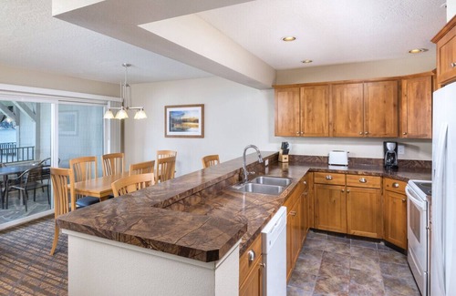 Coeur d'Alene Condo | Coeur d’Alene lake 2BD condo with resort amenities including indoor pool