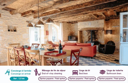 Coly House | Coeur de village, maison pour 8 avec piscine