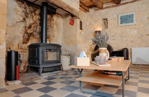 Coly House | Coeur de village, maison pour 8 avec piscine