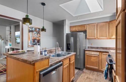 South Westminster House | Coffee Themed - Cozy Family Getaway - Sleeps 12 - Mini Golf BBQ Yard