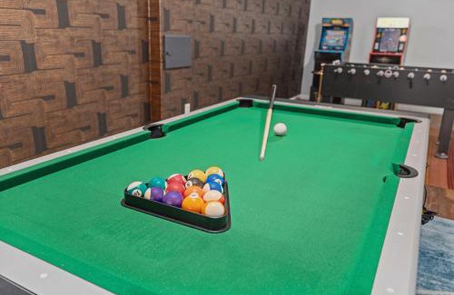 South Westminster House | Coffee Themed - Cozy Family Getaway - Sleeps 12 - Mini Golf BBQ Yard