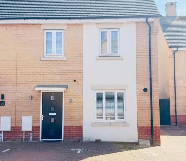 Colchester House | Colchester Cosy 3-Bed House, 2 Free parking, Fast WiFi, Pets allowed, City Centre