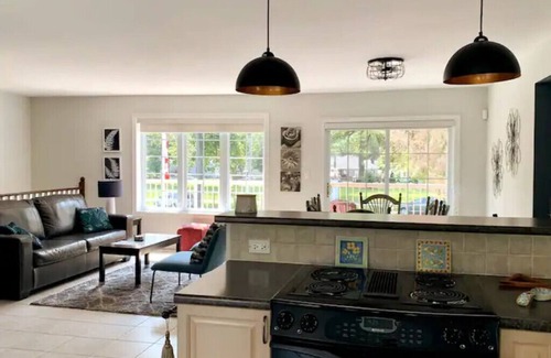 Colchester House | Colchester Harbour - Lake Erie