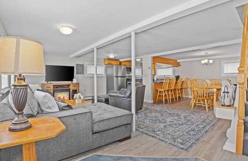 Colchester House | Colchester Lake Getaway!
