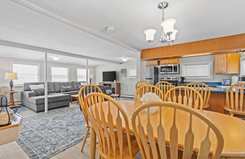 Colchester House | Colchester Lake Getaway!