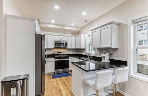 Lyn-Lake House | Colfax Flat 5BR 4BA Apartment near Uptown