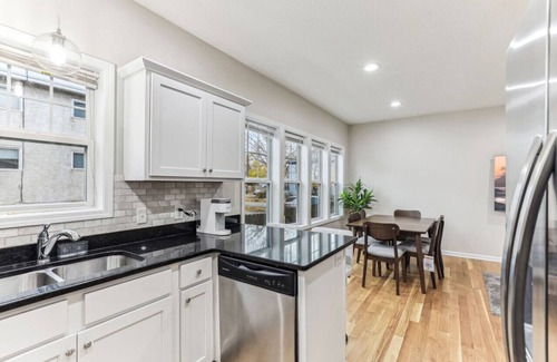 Lyn-Lake House | Colfax Flat 5BR 4BA Apartment near Uptown