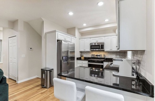Lyn-Lake House | Colfax Flat 5BR 4BA Apartment near Uptown