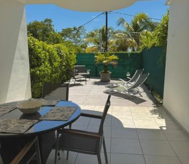 L'Houezel Apartment | COLIBRI DAMPIERRE Appartement cosy au Gosier avec piscine, terrasse et vue mer