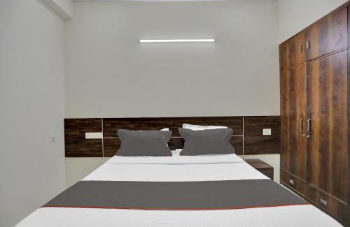 Knowledge Park III Hotel | Collection O Raksha Inn Near PVR Ansal Plaza Greater Noida