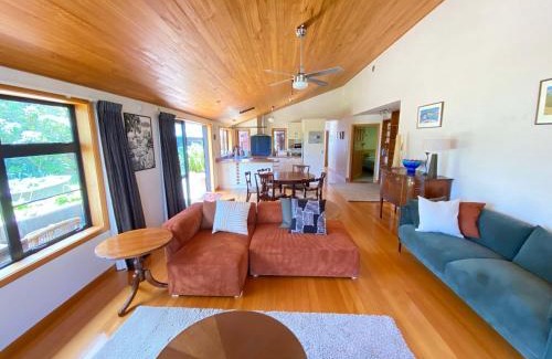 Collingwood House | Collingwood Escape - Spacious and Modern Getaway in Collingwood with a View