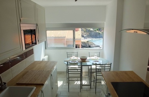 Collioure Apartment | Collioure - Beachside Apartment Parking - Joey