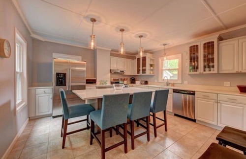 Lenox House | Colonial House, w/Yard,7min walk to Downtown Lenox