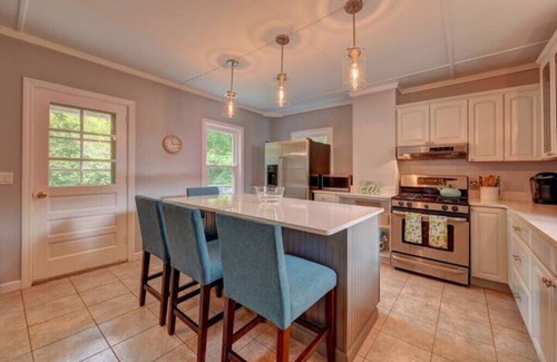 Lenox House | Colonial House, w/Yard,7min walk to Downtown Lenox