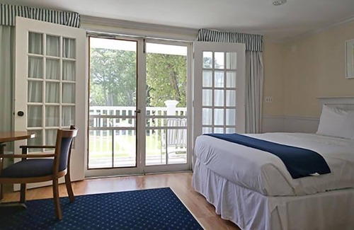 Harbor Springs Hotel | Colonial Inn in Harbor Springs