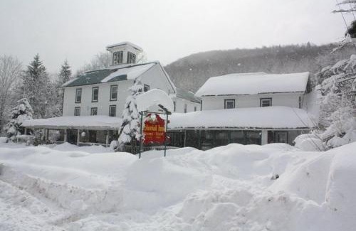 Pine Hill Hotel | Colonial Inn