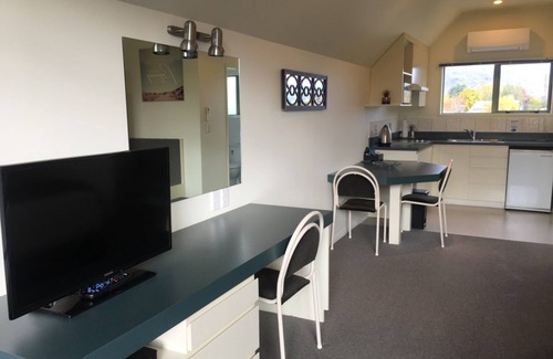 Lowburn Hotel | Colonial Manor Motel